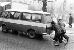 Magyarország, Budapest XV., Károlyi Sándor (Ifjú gárda) út a Géza fejedelem (Alkotmány) térnél. A felvétel a Bűn című négyrészes televíziós dokumentumfilm-sorozat forgatásakor készült., 1982, Kanyó Béla, RAF-márka, RAF Latvija, Magyar Televízió, Budapest, betolás, Fortepan #268709