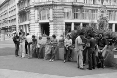 Hungary, Budapest V., Ferenciek tere (Felszabadulás tér), szemben a Kossuth Lajos utca - Petőfi Sándor utca sarokán álló ház., 1983, Kanyó Béla, Budapest, movie camera, Fortepan #268717