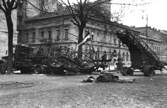 Magyarország, Budapest VIII., II. János Pál pápa (Köztársaság) tér - Kenyérmező utca sarok., 1956, Juricza Tibor, zászló, forradalom, teherautó, járműroncs, Budapest, Fortepan #26874