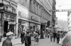 Magyarország, Budapest V., Váci utca, a Pesti Színház közelében, távolabb a Vörösmaty tér. A felvétel a Bűn című négyrészes televíziós dokumentumfilm-sorozat forgatásakor készült., 1982, Kanyó Béla, Budapest, színház, sétálóutca, utcakép, Fortepan #268744