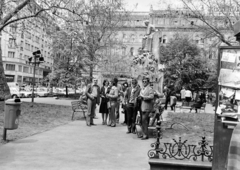 Magyarország, Budapest V., Vörösmarty tér, a felvétel Vörösmarty Mihály szobra mellett, a Bűn című négyrészes televíziós dokumentumfilm-sorozat forgatásakor készült., 1982, Kanyó Béla, Budapest, kovácsoltvas, Fortepan #268746