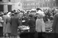 Magyarország, Budapest VIII., Blaha Lujza tér, kirakodóvásár a Corvin Áruház előtt. Szemben az Akácfa utca., 1956, Juricza Tibor, forradalom, vásár, Budapest, Fortepan #26880