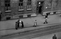 Magyarország, Budapest XIII., Visegrádi utca 10., 1956, Juricza Tibor, cégtábla, forradalom, utcakép, életkép, újságárus, Kossuth címer, bádogos, Budapest, sínpálya, Fortepan #26881