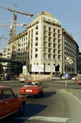 Magyarország, Budapest V., Kálvin tér az Üllői út torkolatától a Kecskeméti utca felé nézve. A Korona Hotel építkezése., 1989, Kanyó Béla, rendszám, Budapest, Fortepan #268813