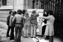 Hungary, Budapest I., Szentháromság tér, a felvétel a BME Schönherz Zoltán Kollégiuma (az egykori Pénzügyminisztérium épülete) kapuja előtt készült., 1980, Kanyó Béla, sticker, forged steel door, poster, Budapest, Fortepan #268826