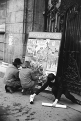 Hungary, Budapest I., Szentháromság tér, a felvétel a BME Schönherz Zoltán Kollégiuma (az egykori Pénzügyminisztérium épülete) kapuja előtt készült., 1980, Kanyó Béla, sticker, forged steel door, poster, Budapest, Fortepan #268832