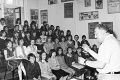 Hungary, Budapest VIII., a Somogyi Béla utcai ének-zenei általános iskola próbaterme, a Magyar Rádió Gyermekkórusa, a karnagy Csányi László., 1979, Kanyó Béla, Budapest, kids, girls, singing, choir, Fortepan #268835