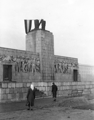 Magyarország, Budapest XIV., Ötvenhatosok tere (Sztálin tér), a Sztálin szobor maradványa., 1956, Juricza Tibor, forradalom, szobor, jelképrombolás, Sztálin ábrázolás, Budapest, Fortepan #26884