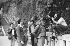 Hungary, Budapest I., a Szent Gellért lépcső a Szent Gellért szobor alatti vízesésnél lévő hídnál. Elől csípőre tett kézzel Radevszky Teodor rendező, mögötte Kanyó Béla és Erdős Mariann., 1980, Kanyó Béla, Budapest, movie camera, Fortepan #268857