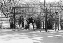 Magyarország, Tabán, Budapest I., sportpálya (dühöngő) a Krisztina körút és a Kereszt utca sarkánál, a kapuban Cserhalmi György színművész., 1987, Kanyó Béla, Budapest, labdarúgás, Fortepan #268896