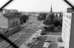 Hungary, Budapest XIII., kilátás a Lehel utca 61. szám alatti nővérszálló tetőteraszáról a Lehel utca, a Béke tér és a Béke utca felé. Jobbra a Szegedi úti Rendelőintézet, távolabb a kerületi tanács (később önkormányzat) épülete mögött Szent László-templom látható., 1983, Kanyó Béla, Budapest, crosswalk, Fortepan #268913