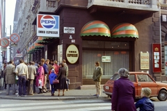 Hungary, Budapest VIII., Rákóczi út - Kenyérmező utca sarok., 1983, Kanyó Béla, Pepsi-brand, neon sign, espresso, street name sign, store display, Budapest, Fortepan #268939