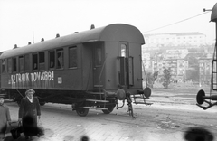 Magyarország, Budapest I., Krisztina körút, háttérben a Vérmező, az Attila utca házai, fenn a Várban a Hadtörténeti Múzeum épülete., 1956, Juricza Tibor, vasút, felirat, forradalom, vagon, Budapest, Fortepan #26897