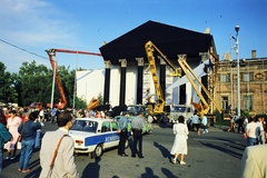 Magyarország, Budapest XIV., Hősök tere, az 56-os hősök újratemetéséhez, 1989. június 16-ra díszítik a Műcsarnok homlokzatát., 1989, Kanyó Béla, Budapest, Fortepan #268996