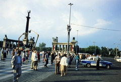 Magyarország, Budapest XIV., Hősök tere, az 56-os hősök újratemetéséhez, 1989. június 16-ra díszítik a Millenniumi emlékművet., 1989, Kanyó Béla, Budapest, Fortepan #268997