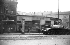 Magyarország, Budapest VI., Nyugati (Marx) tér, Népbüfé (Ilkovics). A szovjet csapatok ideiglenes kivonulása 1956. október 31-én. T-54-es harckocsi., 1956, Juricza Tibor, szovjet gyártmány, forradalom, harckocsi, katonaság, T-54 tank, Budapest, Fortepan #26900