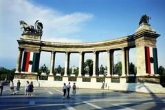 Magyarország, Budapest XIV., Hősök tere, az 56-os hősök újratemetéséhez, 1989. június 16-ra feldíszitett Millenniumi emlékmű., 1989, Kanyó Béla, Budapest, Fortepan #269001