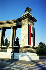 Magyarország, Budapest XIV., Hősök tere, az 56-os hősök újratemetéséhez, 1989. június 16-ra díszítik a Millenniumi emlékművet., 1989, Kanyó Béla, Budapest, Fortepan #269002