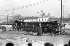 Magyarország, Budapest XII.,Budapest I., Alkotás utca, a Déli pályaudvarról kitolt, az 1956-os forradalom alatt barikádnak használt vasúti kocsik., 1956, Juricza Tibor, vasút, forradalom, járműroncs, vagon, Budapest, Fortepan #26901