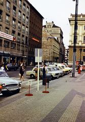 Slovakia, Bratislava, Hviezdoslavovo námestie, jobb szélen a Nemzeti Színház épületének részlete látszik., 1975, Kanyó Béla, car park, colorful, Fortepan #269010