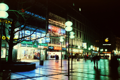 Németország, München, Neuhauser Strasse, a kép közepén a "Zweiflers" feliratú épület a 17. szám., 1981, Kanyó Béla, neonreklám, színes, Fortepan #269065