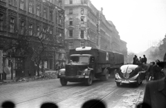 Magyarország, Budapest VI.,Budapest VII., Erzsébet (Lenin) körút a Király (Majakovszkij) utcai kereszteződésnél az Oktogon (November 7. tér) felé nézve., 1956, Juricza Tibor, csehszlovák gyártmány, Tatra-márka, forradalom, teherautó, pótkocsi, vöröskereszt, automobil, Tatra 600 Tatraplan, Budapest, Fortepan #26907