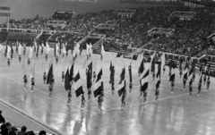 Magyarország, Budapest XIV., Budapest Sportcsarnok, középiskolás lányok zászlógyakorlata. A felvétel a főváros felszabadulásának 37. évfordulóján, február 12-én, a létesítmény átadásakor készült., 1982, Kanyó Béla, Budapest, Fortepan #269081