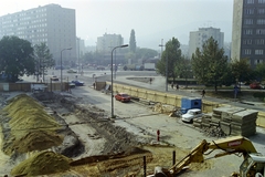 Magyarország, Óbuda, Budapest III., Kórház utca - Szél utca - Verőfény utca - Vihar utca által határolt területen alapozzák a vásárcsarnokot. Szemben, balra a Szőlő utcai sávház (Faluház) látható., 1982, Kanyó Béla, Budapest, Fortepan #269101