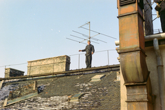 Hungary, Budapest VII., az Osvát utca 10. számú ház tetőzete a Dohány utca 57. felől nézve. A Fővárosi Kéményseprő Vállalat VII. kerületi kirendeltségének kéményseprője., 1983, Kanyó Béla, chimney sweeper, Budapest, Fortepan #269128