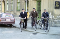 Hungary, Budapest VII., Akácfa utca, munkába induló kéményseprők az 55-ös számú ház előtt a Dob utca sarkán., 1983, Kanyó Béla, number plate, Budapest, Mazda 818, chimney sweeper, bicycle, colorful, Fortepan #269130