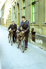 Hungary, Budapest VII., Akácfa utca, munkába induló kéményseprők az 55-ös számú ház előtt., 1983, Kanyó Béla, Budapest, chimney sweeper, bicycle, colorful, Fortepan #269131