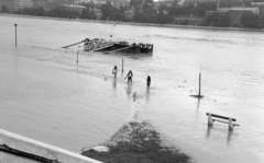 Magyarország, Budapest V., pesti alsó rakpart az Eötvös térnél árvíz idején. A Duna túlpartján a Várkert Bazár., 1982, Kanyó Béla, árvíz, Budapest, Fortepan #269140