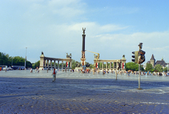 Magyarország, Budapest XIV., Hősök tere, az 56-os hősök újratemetéséhez, 1989. június 16-ra díszítik a Millenniumi emlékművet., 1989, Kanyó Béla, Budapest, Fortepan #269144