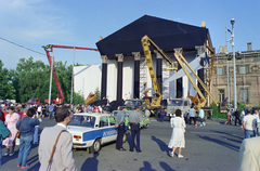 Magyarország, Budapest XIV., Hősök tere, az 56-os hősök újratemetéséhez, 1989. június 16-ra díszítik a Műcsarnok homlokzatát., 1989, Kanyó Béla, Budapest, Fortepan #269148