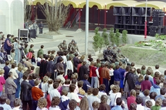 Magyarország, Városliget, Budapest XIV., ifjúsági nagygyűlés 1986. április 4-én. Élj és emlékezz nemzetem! címmel előadott zenés történelmi játék nézőközönsége a Petőfi Csarnok szabadtéri színpada előtt., 1986, Kanyó Béla, Budapest, Fortepan #269155