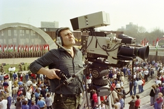 Magyarország, Városliget, Budapest XIV., ifjúsági nagygyűlés 1986. április 4-én. Hunyadi László operatőr mögött a díszszázad a Petőfi Csarnok szabadtéri színpadán áll., 1986, Kanyó Béla, Budapest, tévékamera, Fortepan #269159