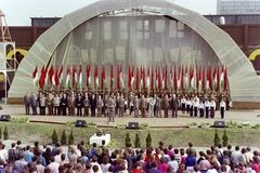 Magyarország, Városliget, Budapest XIV., ifjúsági nagygyűlés 1986. április 4-én. Díszszázad és a meghívottak állnak a Petőfi Csarnok szabadtéri színpadán., 1986, Kanyó Béla, Budapest, Fortepan #269161