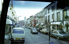 Egyesült Királyság, London, a Beauchamp Place a Pont Street felé, távolban a St Columba's Church Of Scotland tornya látszik., 1986, Kanyó Béla, színes, Volkswagen-márka, Volkswagen Transporter 3, Fortepan #269269