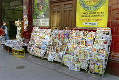 Egyesült Királyság, London, Bernard Street, a felvétel a Russell Square tube stationnál készült., 1986, Kanyó Béla, rekesz, újságárus, színes, Fortepan #269274