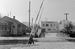 Magyarország, Balatonfűzfő, Fűzfőfürdő vasútállomás., 1963, UVATERV, vasút, sorompó, vasútállomás, Fortepan #2693