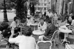 Magyarország, Budapest V., Vörösmarty tér, a Gerbeaud (Vörösmarty) cukrászda terasza, középen Sándor Pál filmrendező, a riporter Regős István., 1984, Kanyó Béla, Budapest, Fortepan #269305