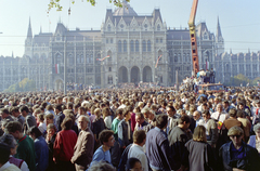 Magyarország, Budapest V., Kossuth Lajos tér, ünneplők 1989. október 23-án, a Magyar Köztársaság kikiáltásakor, a Parlament előtt., 1989, Kanyó Béla, Budapest, Fortepan #269331