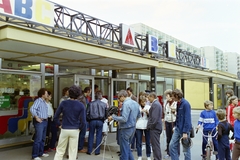 Magyarország, Budapest XIII., Gyöngyösi sétány, üzletsor., 1982, Kanyó Béla, Budapest, Fortepan #269348