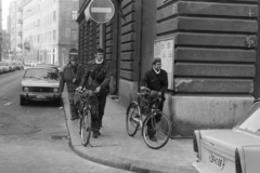 Hungary, Budapest VII., kéményseprők a Dob utca - Akácfa utca sarkán. Háttérben a Csányi utca torkolata látható., 1983, Kanyó Béla, bicycle, chimney sweeper, Budapest, Fortepan #269363