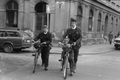 Hungary, Budapest VII., Dob utca, a Fővárosi Kéményseprő Vállalat VII. kerületi kirendeltségének kéményseprői, balra az Akácfa utca., 1983, Kanyó Béla, Best of, bicycle, Mazda-brand, Mazda 818, Budapest, chimney sweeper, Fortepan #269365