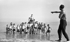 Magyarország, Balatonberény, MÁV nevelőintézetek nyári gyermeküdültetése., 1956, Baráth Endre, fiúk, félmeztelen, Fortepan #26938