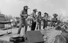 Magyarország, 100 Folk Celsius zenekar. Littvay Imre (gitár, ének), Drosztmér István (basszusgitár, ének), Orbán József (gitár, ének), Kovács József László (gitár, ének), Mikes Attila (hegedű, ének)., 1985, Kanyó Béla, koncert, kalap, gitár, kockás ing, hangszer tok, hangszer, színpad, Fortepan #269383