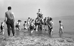 Magyarország, Balatonberény, MÁV nevelőintézetek nyári gyermeküdültetése., 1956, Baráth Endre, fiúk, vízpart, félmeztelen, Fortepan #26939