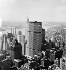 USA, New York, Manhattan, látkép a Rockefeller Center kilátóteraszáról. Középen a Pan Am (később MetLife) Building, mögötte takarva a Chrysler Building., 1980, Kanyó Béla, bird's eye view, high-rise building, Fortepan #269426