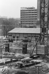 Magyarország, Budapest XI., a Villányi út 11-13. szám alatti MSZMP oktatási épületének építkezése (később konferencia-központ és oktatási intézmény). Jobbra a daru takarásában a Szent Imre-templom, távolabb a Sport (később Flamenco) szálló., 1971, Középületépítő Vállalat - Kreszán Albert - Koczka András - Kemecsei József, Budapest, Fortepan #269476